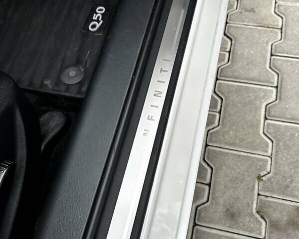 Білий Інфініті Q50, об'ємом двигуна 3 л та пробігом 152 тис. км за 15000 $, фото 29 на Automoto.ua