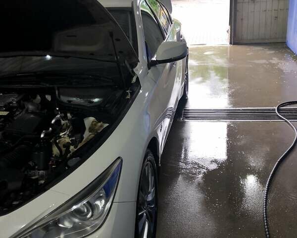 Белый Инфинити Q50, объемом двигателя 1.99 л и пробегом 138 тыс. км за 18500 $, фото 6 на Automoto.ua