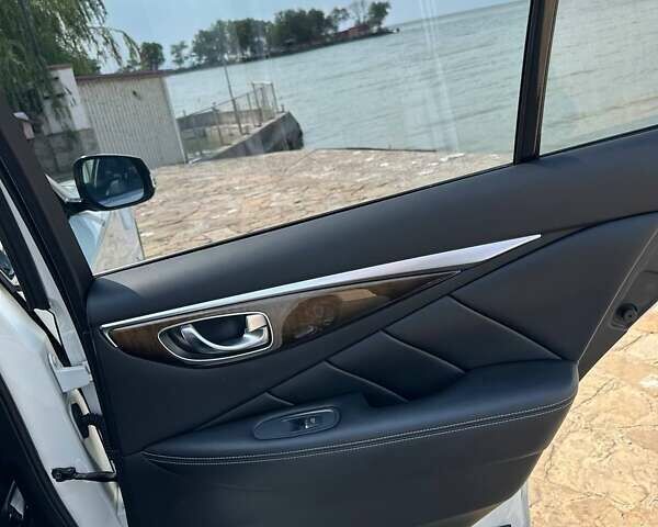 Белый Инфинити Q50, объемом двигателя 3 л и пробегом 103 тыс. км за 18333 $, фото 1 на Automoto.ua