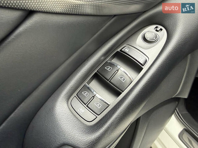 Белый Инфинити Q50, объемом двигателя 2 л и пробегом 117 тыс. км за 18000 $, фото 9 на Automoto.ua