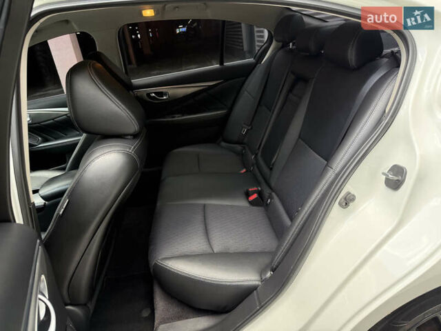 Белый Инфинити Q50, объемом двигателя 2 л и пробегом 117 тыс. км за 18000 $, фото 7 на Automoto.ua