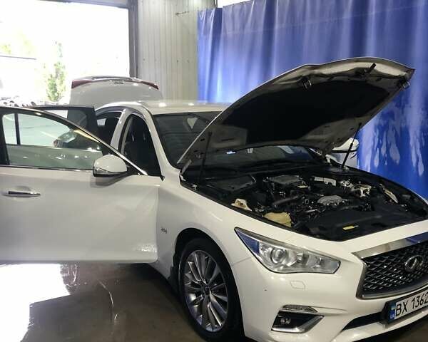 Белый Инфинити Q50, объемом двигателя 1.99 л и пробегом 138 тыс. км за 18500 $, фото 2 на Automoto.ua