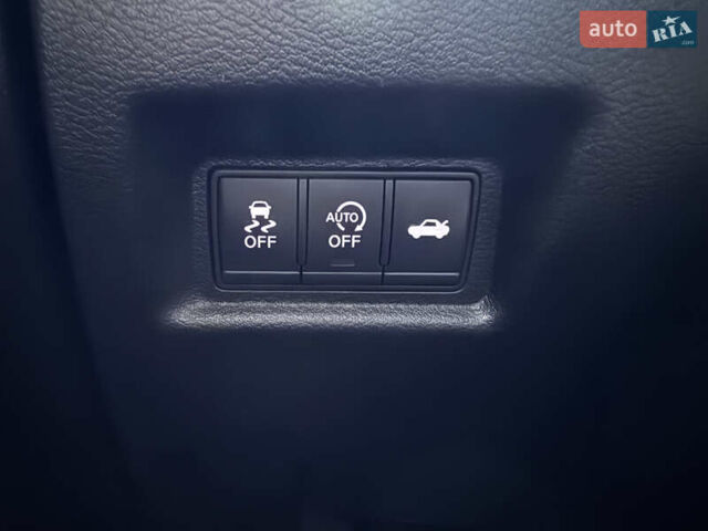 Белый Инфинити Q50, объемом двигателя 2 л и пробегом 117 тыс. км за 18000 $, фото 23 на Automoto.ua