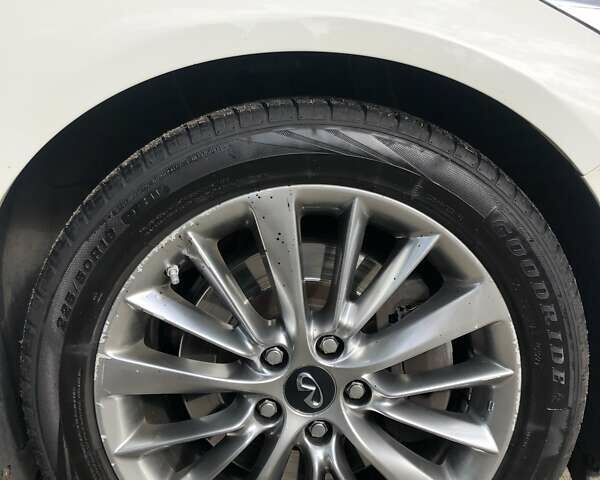 Белый Инфинити Q50, объемом двигателя 1.99 л и пробегом 138 тыс. км за 18500 $, фото 3 на Automoto.ua