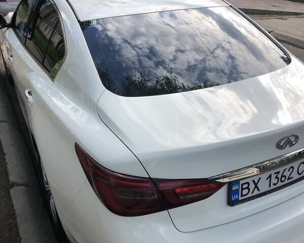 Белый Инфинити Q50, объемом двигателя 1.99 л и пробегом 138 тыс. км за 18500 $, фото 1 на Automoto.ua