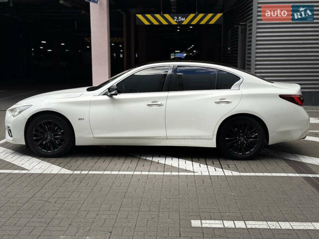 Белый Инфинити Q50, объемом двигателя 2 л и пробегом 117 тыс. км за 18000 $, фото 6 на Automoto.ua