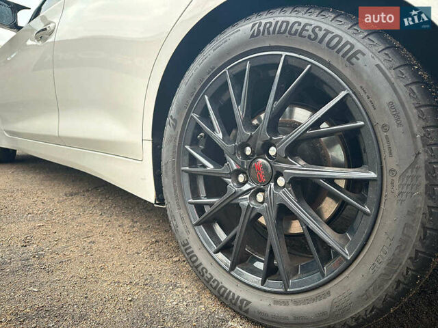 Белый Инфинити Q50, объемом двигателя 3 л и пробегом 143 тыс. км за 14200 $, фото 14 на Automoto.ua