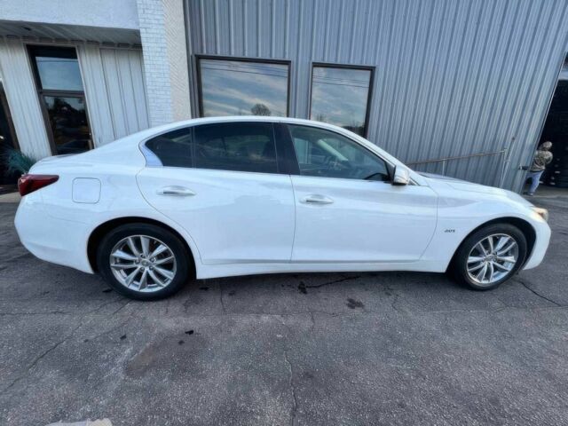 Белый Инфинити Q50, объемом двигателя 2 л и пробегом 38 тыс. км за 12900 $, фото 3 на Automoto.ua