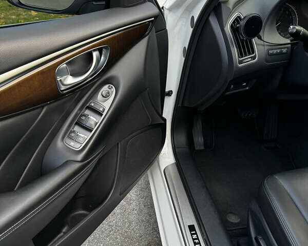 Белый Инфинити Q50, объемом двигателя 3 л и пробегом 85 тыс. км за 19000 $, фото 1 на Automoto.ua