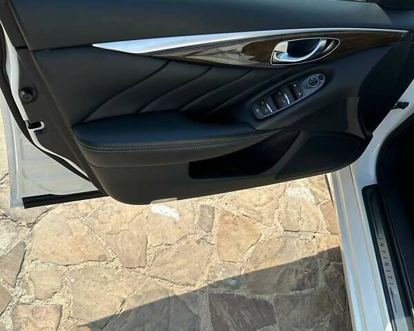 Белый Инфинити Q50, объемом двигателя 3 л и пробегом 103 тыс. км за 18333 $, фото 21 на Automoto.ua