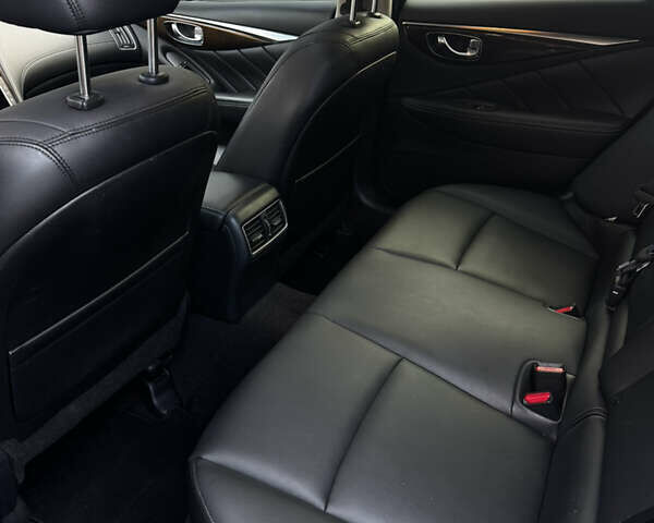 Белый Инфинити Q50, объемом двигателя 3 л и пробегом 85 тыс. км за 19000 $, фото 3 на Automoto.ua