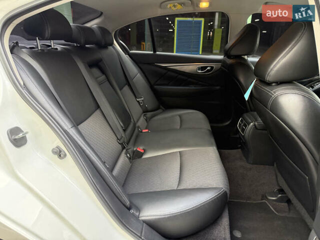 Белый Инфинити Q50, объемом двигателя 2 л и пробегом 117 тыс. км за 18000 $, фото 11 на Automoto.ua