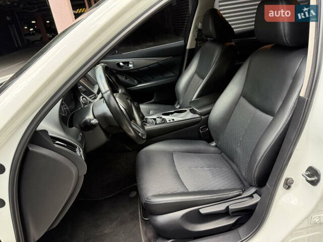 Белый Инфинити Q50, объемом двигателя 2 л и пробегом 117 тыс. км за 18000 $, фото 8 на Automoto.ua