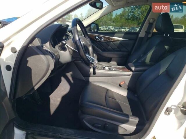 Белый Инфинити Q50, объемом двигателя 3 л и пробегом 86 тыс. км за 2750 $, фото 6 на Automoto.ua