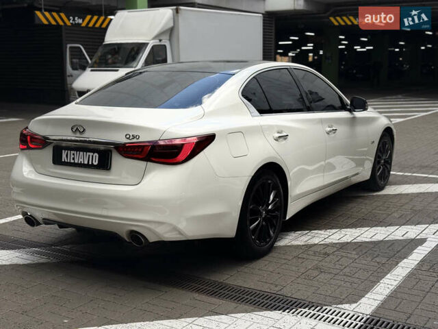 Белый Инфинити Q50, объемом двигателя 2 л и пробегом 117 тыс. км за 18000 $, фото 3 на Automoto.ua