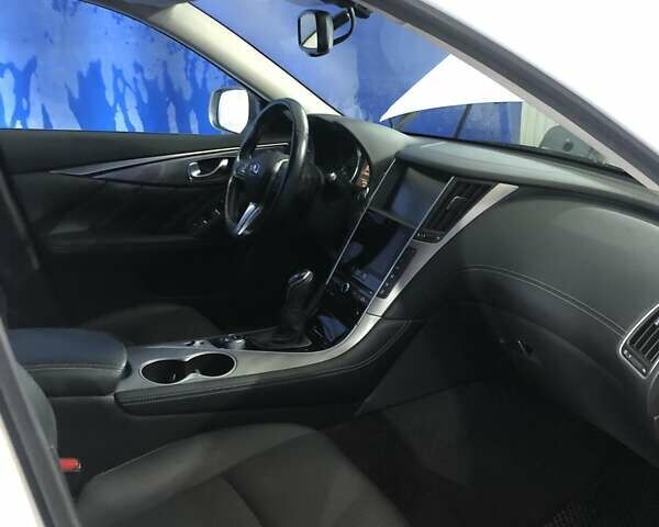 Белый Инфинити Q50, объемом двигателя 1.99 л и пробегом 138 тыс. км за 18500 $, фото 7 на Automoto.ua