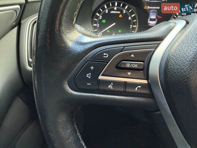 Белый Инфинити Q50, объемом двигателя 2 л и пробегом 117 тыс. км за 18000 $, фото 17 на Automoto.ua