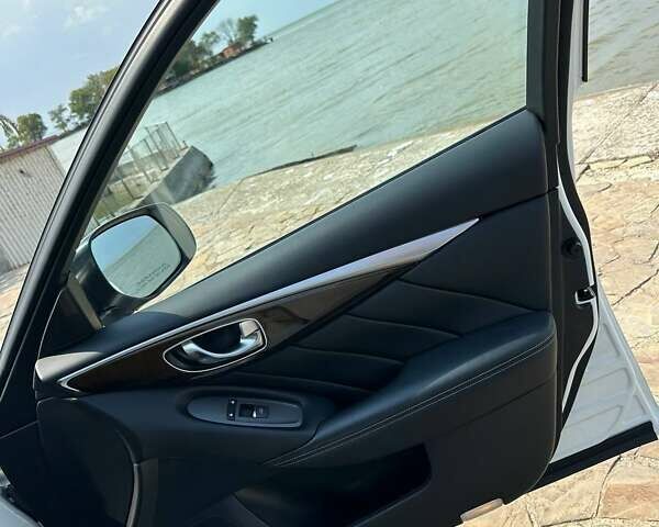 Белый Инфинити Q50, объемом двигателя 3 л и пробегом 103 тыс. км за 18333 $, фото 4 на Automoto.ua