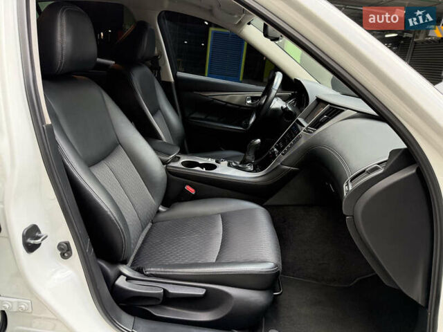 Белый Инфинити Q50, объемом двигателя 2 л и пробегом 117 тыс. км за 18000 $, фото 10 на Automoto.ua