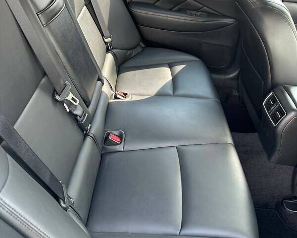 Белый Инфинити Q50, объемом двигателя 3 л и пробегом 103 тыс. км за 18333 $, фото 2 на Automoto.ua