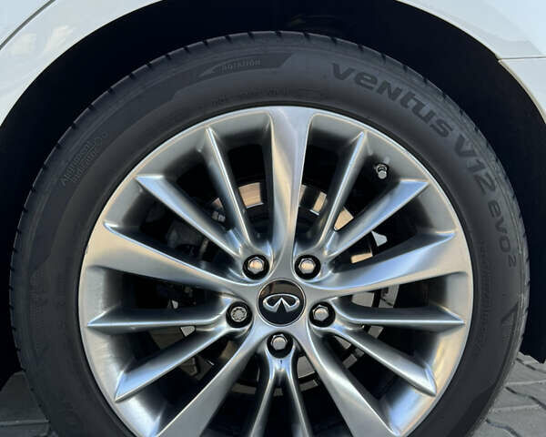 Белый Инфинити Q50, объемом двигателя 1.99 л и пробегом 81 тыс. км за 21999 $, фото 5 на Automoto.ua