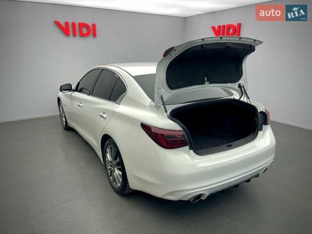 Белый Инфинити Q50, объемом двигателя 2 л и пробегом 156 тыс. км за 18514 $, фото 6 на Automoto.ua