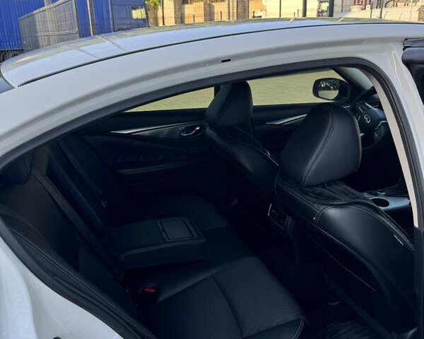 Белый Инфинити Q50, объемом двигателя 1.99 л и пробегом 81 тыс. км за 21999 $, фото 10 на Automoto.ua