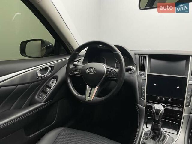 Белый Инфинити Q50, объемом двигателя 2 л и пробегом 156 тыс. км за 18514 $, фото 10 на Automoto.ua
