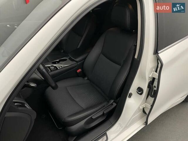 Белый Инфинити Q50, объемом двигателя 2 л и пробегом 156 тыс. км за 18514 $, фото 8 на Automoto.ua