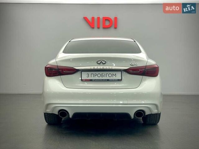 Белый Инфинити Q50, объемом двигателя 2 л и пробегом 156 тыс. км за 18514 $, фото 5 на Automoto.ua