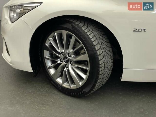 Белый Инфинити Q50, объемом двигателя 2 л и пробегом 156 тыс. км за 18514 $, фото 7 на Automoto.ua