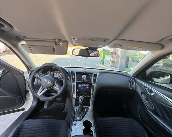 Белый Инфинити Q50, объемом двигателя 1.99 л и пробегом 81 тыс. км за 21999 $, фото 7 на Automoto.ua