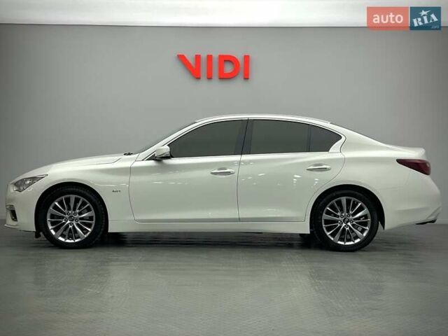 Белый Инфинити Q50, объемом двигателя 2 л и пробегом 156 тыс. км за 18514 $, фото 2 на Automoto.ua