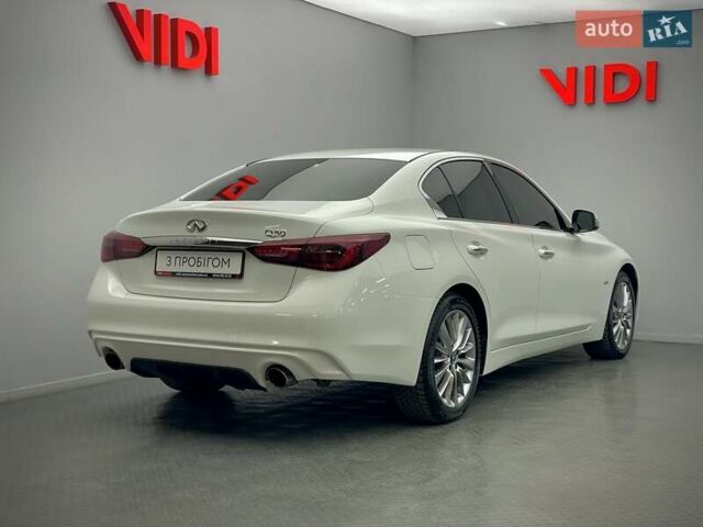 Белый Инфинити Q50, объемом двигателя 2 л и пробегом 156 тыс. км за 18514 $, фото 1 на Automoto.ua