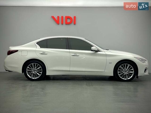 Белый Инфинити Q50, объемом двигателя 2 л и пробегом 156 тыс. км за 18514 $, фото 3 на Automoto.ua