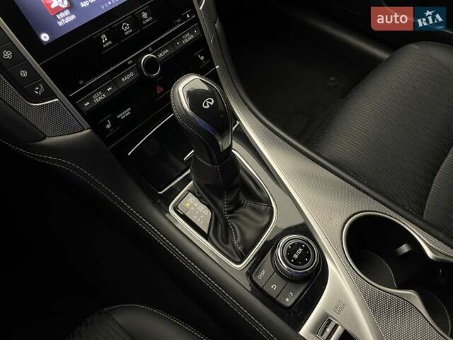 Белый Инфинити Q50, объемом двигателя 2 л и пробегом 156 тыс. км за 18514 $, фото 19 на Automoto.ua