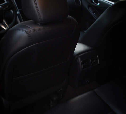 Белый Инфинити Q50, объемом двигателя 3 л и пробегом 111 тыс. км за 16000 $, фото 14 на Automoto.ua