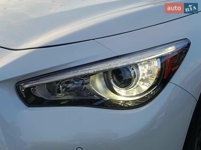 Белый Инфинити Q50, объемом двигателя 3 л и пробегом 71 тыс. км за 19490 $, фото 2 на Automoto.ua