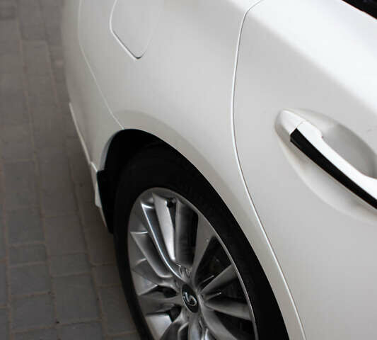 Белый Инфинити Q50, объемом двигателя 3 л и пробегом 111 тыс. км за 16000 $, фото 7 на Automoto.ua