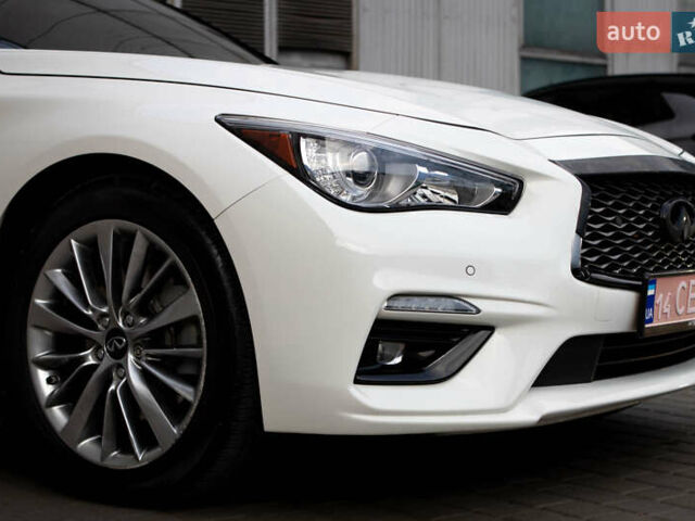 Белый Инфинити Q50, объемом двигателя 3 л и пробегом 111 тыс. км за 16000 $, фото 4 на Automoto.ua