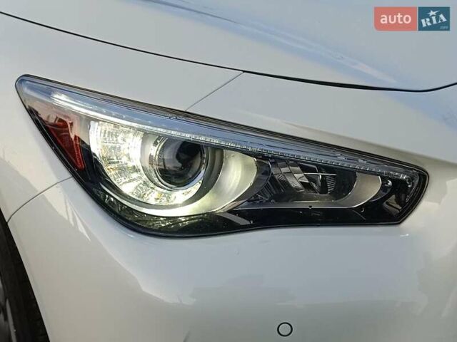 Белый Инфинити Q50, объемом двигателя 3 л и пробегом 71 тыс. км за 19490 $, фото 3 на Automoto.ua