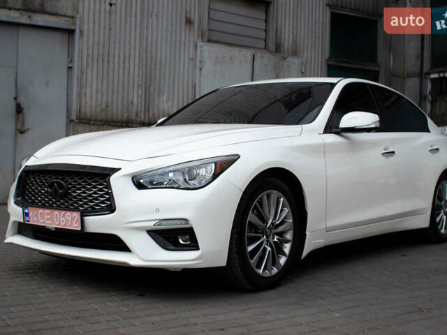 Белый Инфинити Q50, объемом двигателя 3 л и пробегом 111 тыс. км за 16000 $, фото 2 на Automoto.ua