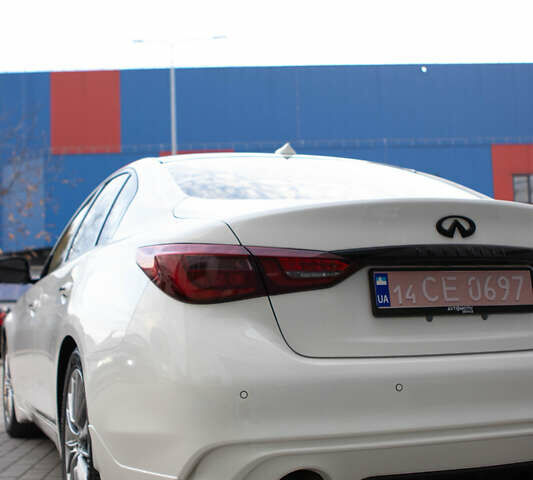Белый Инфинити Q50, объемом двигателя 3 л и пробегом 111 тыс. км за 16000 $, фото 6 на Automoto.ua