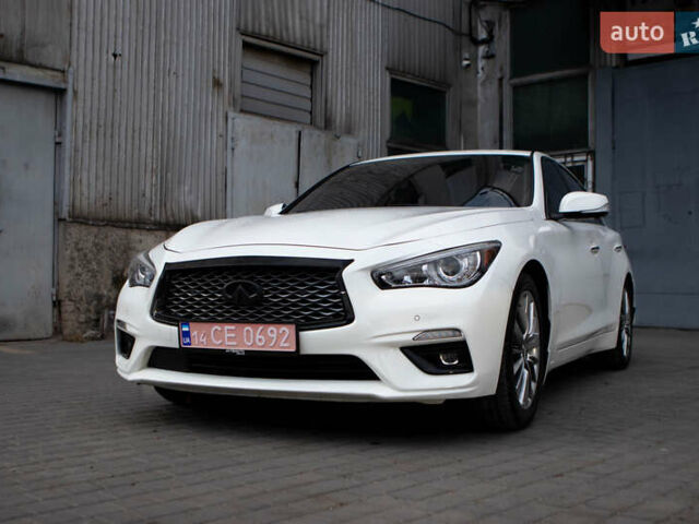 Белый Инфинити Q50, объемом двигателя 3 л и пробегом 111 тыс. км за 16000 $, фото 1 на Automoto.ua