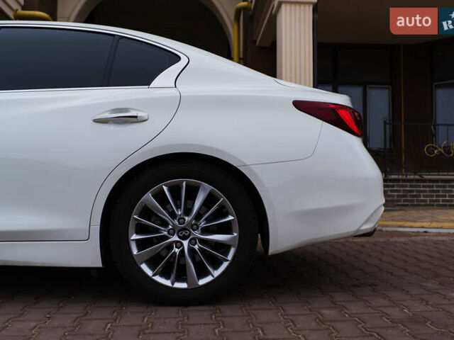 Белый Инфинити Q50, объемом двигателя 1.99 л и пробегом 12 тыс. км за 26500 $, фото 7 на Automoto.ua