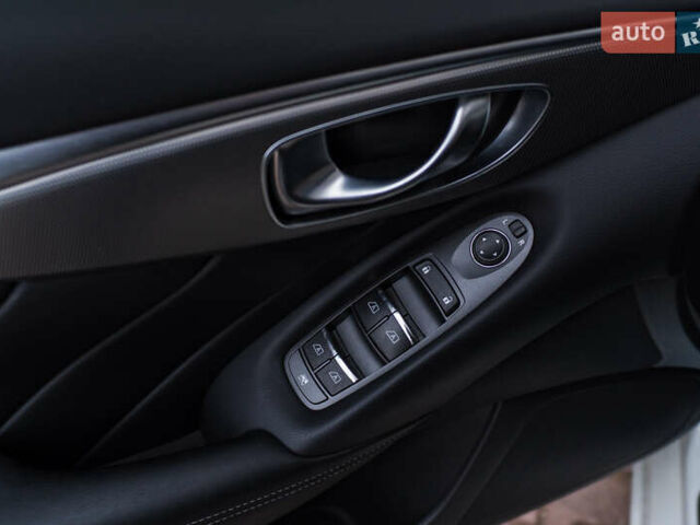 Белый Инфинити Q50, объемом двигателя 1.99 л и пробегом 12 тыс. км за 26500 $, фото 18 на Automoto.ua