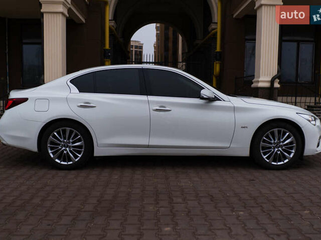 Белый Инфинити Q50, объемом двигателя 1.99 л и пробегом 12 тыс. км за 26500 $, фото 4 на Automoto.ua