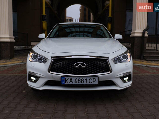 Белый Инфинити Q50, объемом двигателя 1.99 л и пробегом 12 тыс. км за 26500 $, фото 3 на Automoto.ua
