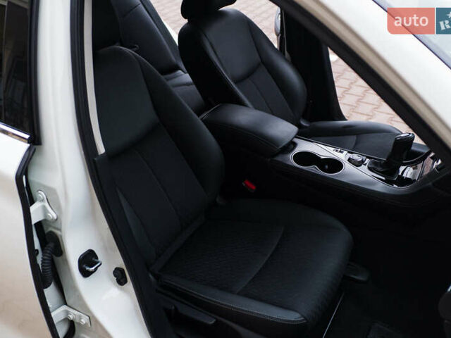 Белый Инфинити Q50, объемом двигателя 1.99 л и пробегом 12 тыс. км за 26500 $, фото 20 на Automoto.ua