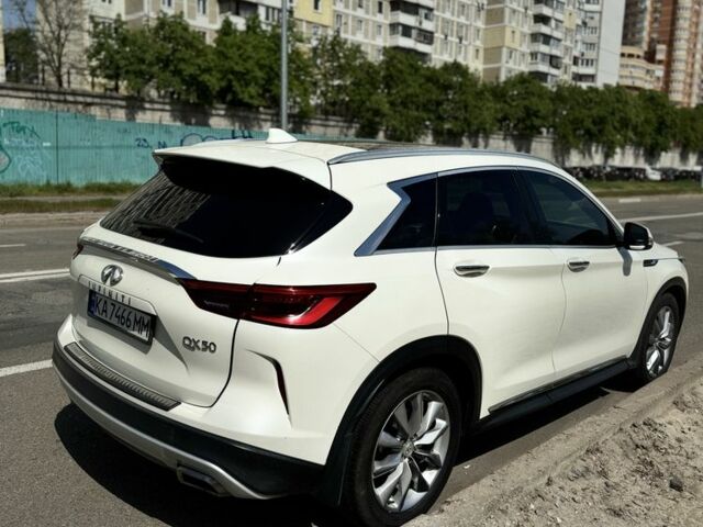 Белый Инфинити Q50, объемом двигателя 2 л и пробегом 68 тыс. км за 28500 $, фото 1 на Automoto.ua